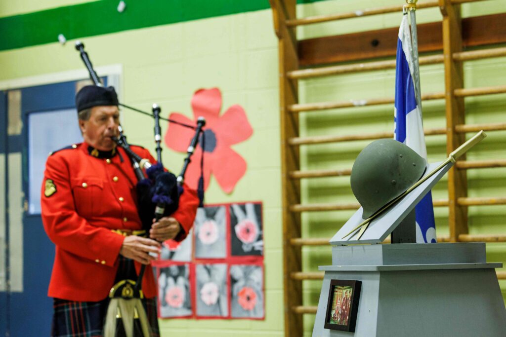 Monument à l'effigie des vétérans à l'école Saint-Willibrord à Châteauguay.