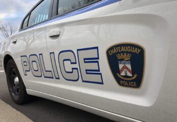 Beauharnois : un véhicule tombe dans le trou d’un chantier