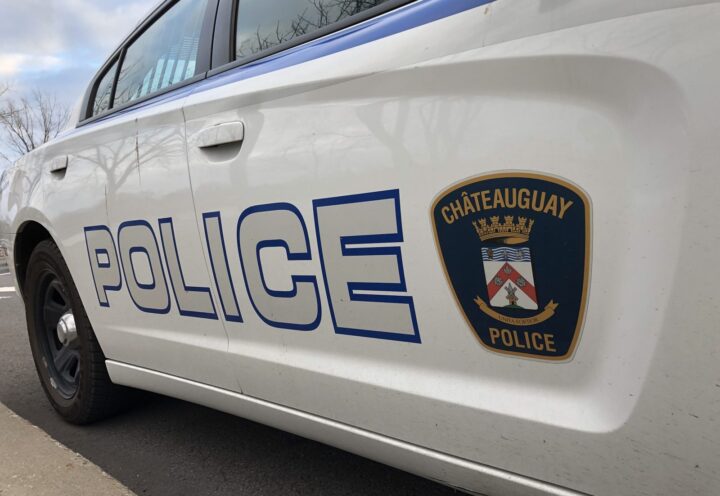 Beauharnois : un véhicule tombe dans le trou d’un chantier