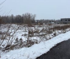 Terrain projeté de l’école secondaire à 12 M$ : Mercier veut garantir les revenus