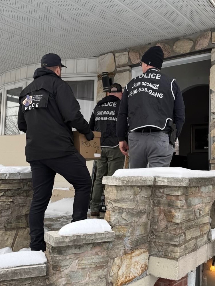 des policiers de l'ENRCO lors d'une perquisition rue Centrale à Sainte-Catherine.