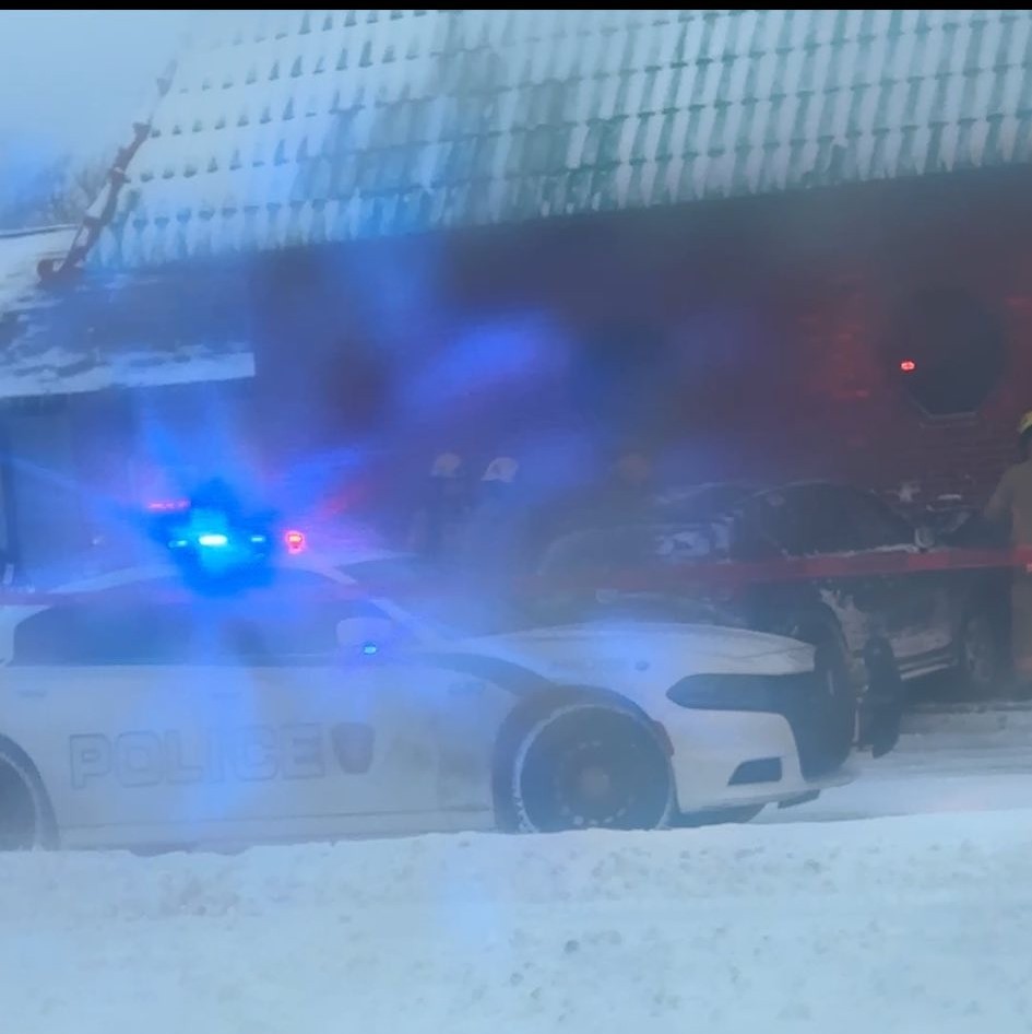 un véhicule percute le mur du restaurant sun k