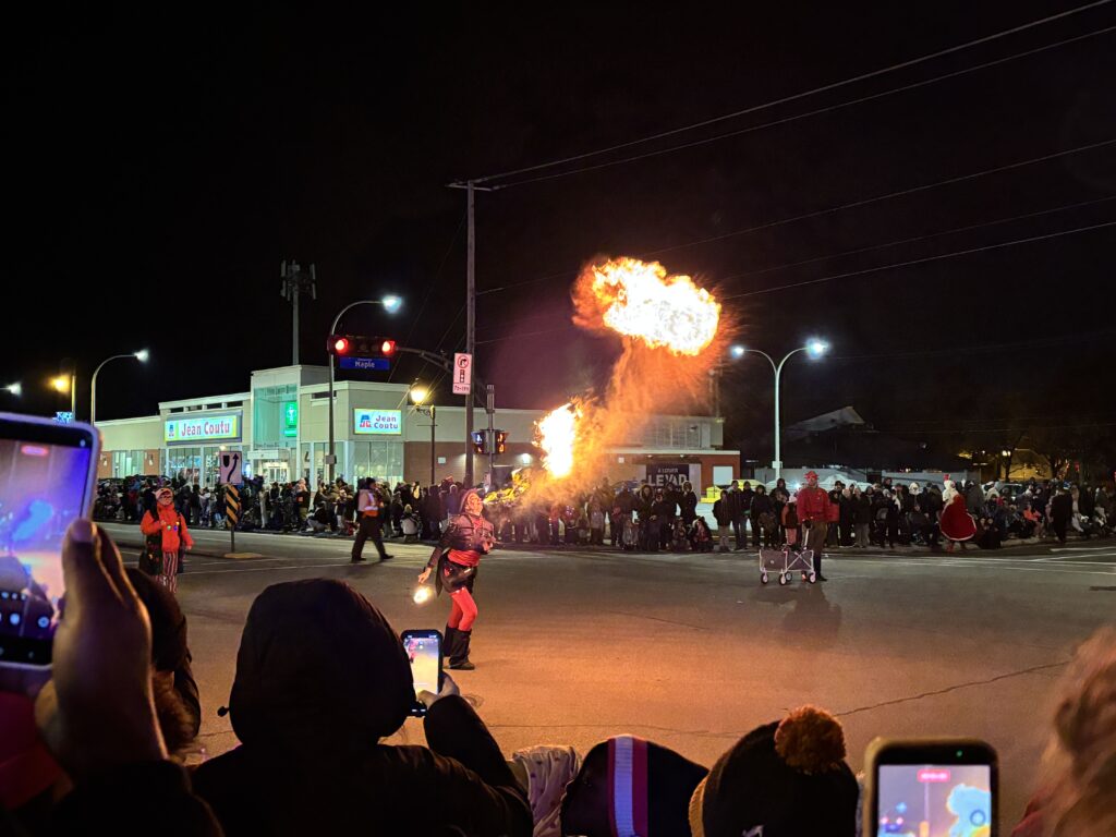Un cracheur de feu au défilé de Noël de Châteuguay