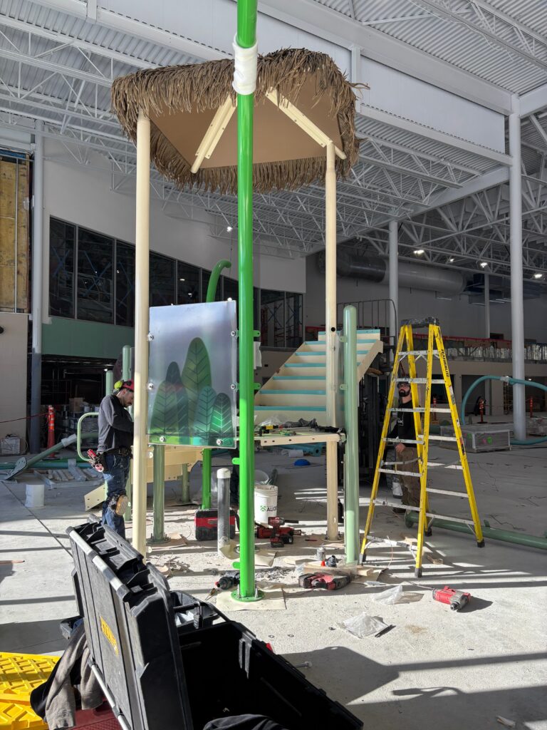 le module de jeu d'eau en construction au complexe aquatique intérieur de Châteauguay