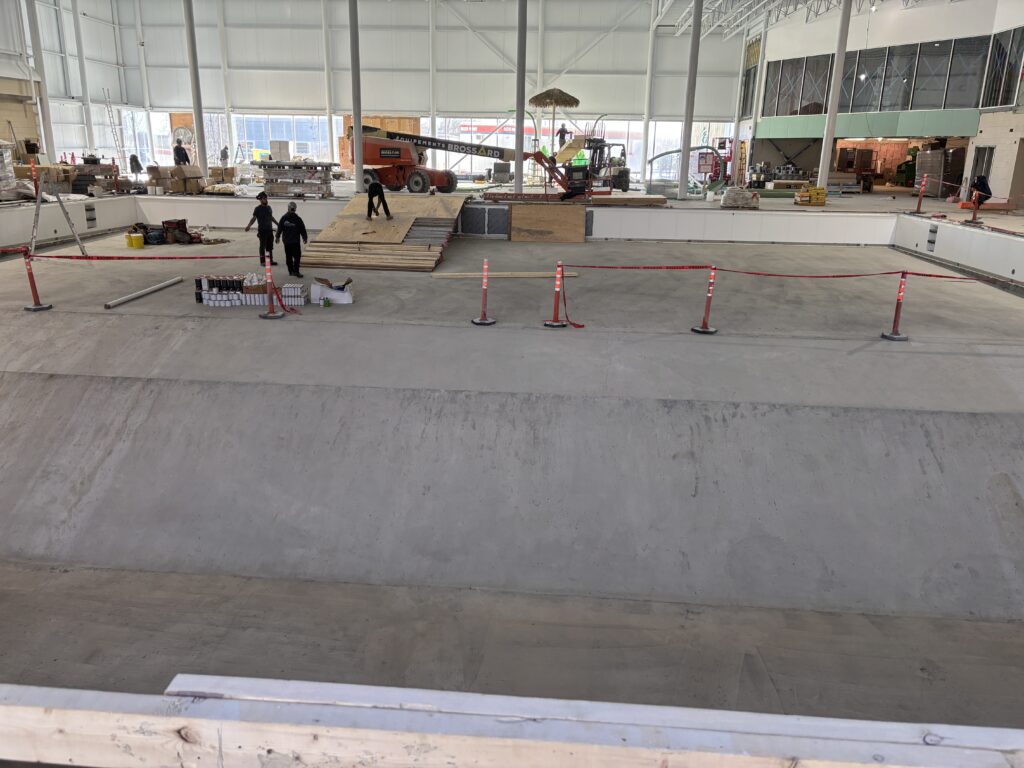 grand bassin de la piscine de Châteauguay en construction