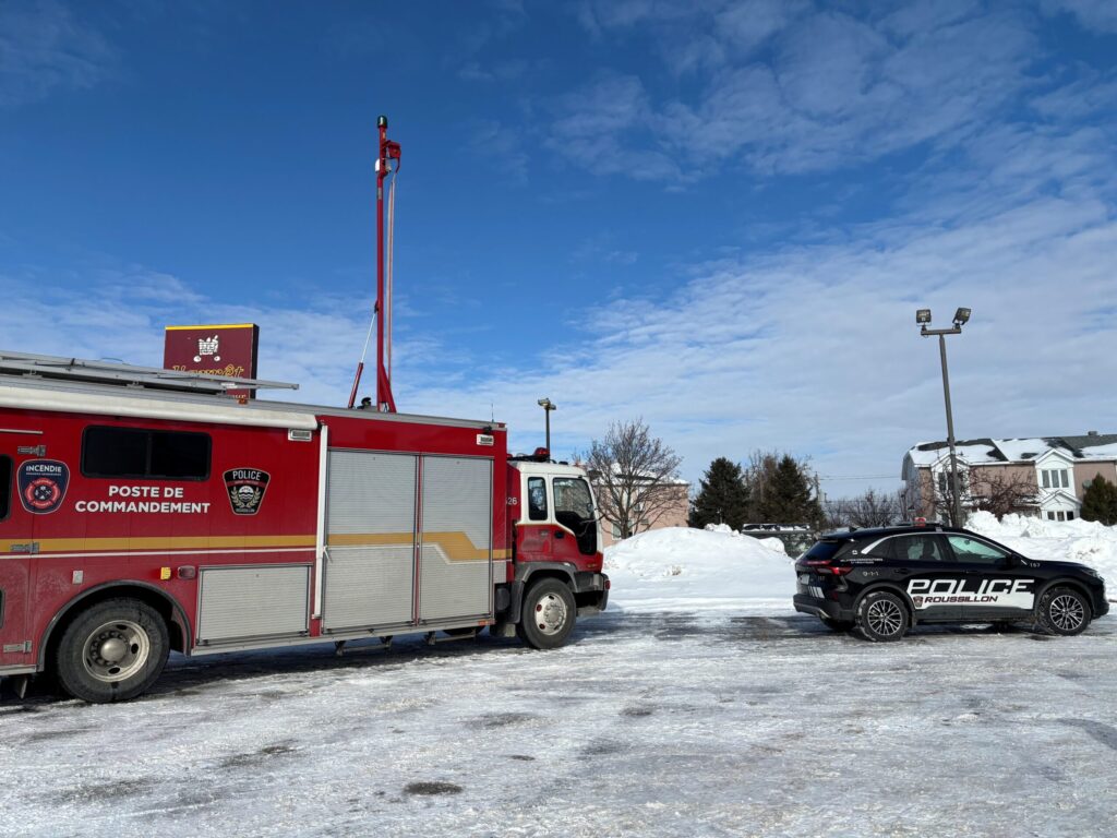 Véhicule de police et véhicule d'urgence dans un stationnement