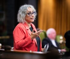 Pensions de vieillesse: la députée DeBellefeuille revient à la charge