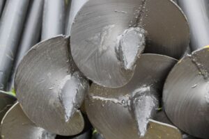 Comment évaluer le juste prix des pieux vissés pour votre projet