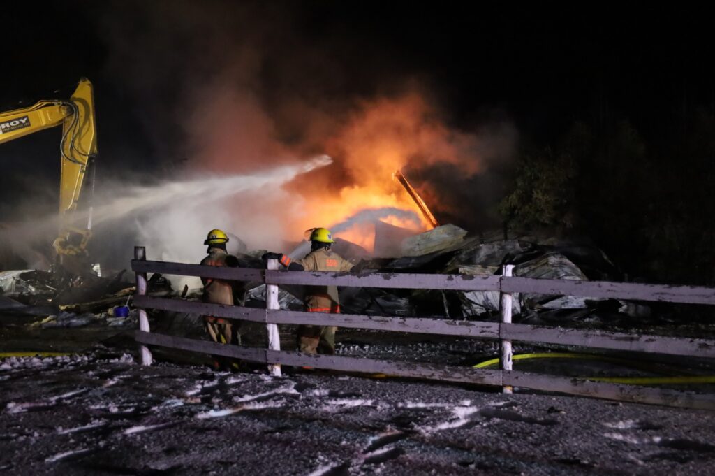 Voitures, bateaux et animaux dans un garage en flammes à Beauharnois