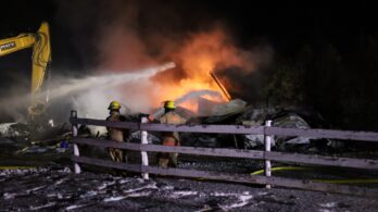 Voitures, bateaux et animaux dans un garage en flammes à Beauharnois