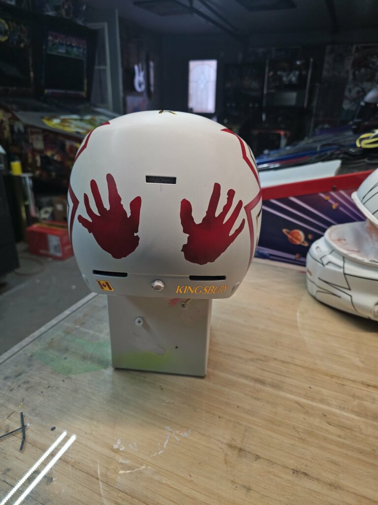 Casque de Mikaël Kingsbury où l'on voit les mains peintes de son fils.