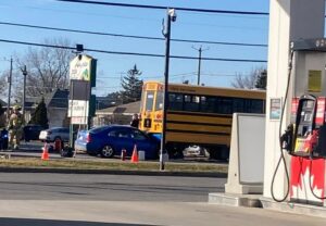 Mercier : un véhicule emboutit un autobus scolaire