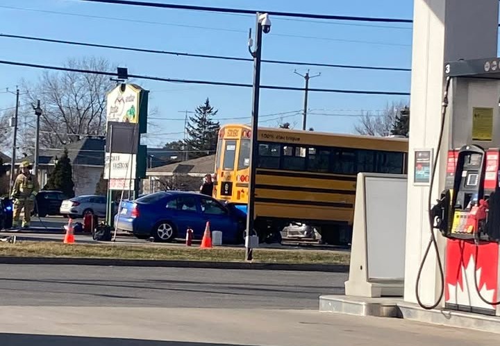une voiture emboutit le derrière de l'autobus scolaire