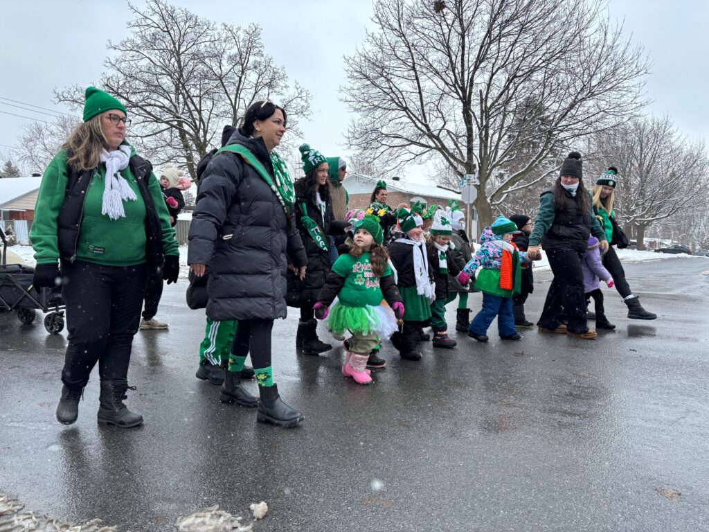 Petits et grands participent au défilé de la Saint-Patrick à Châteauguay.