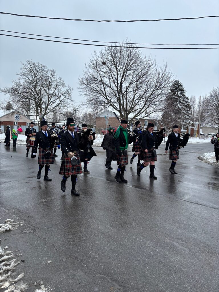 des joueurs de cornemuse au défilé de la Saint-Patrick