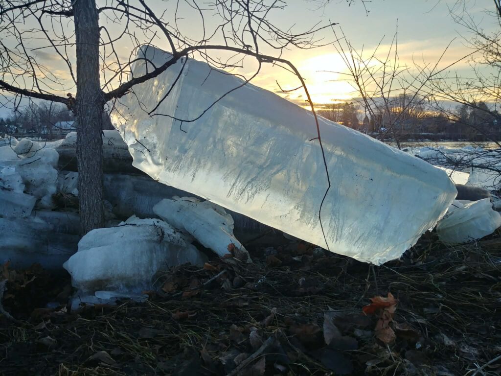 Gros morceau de glace sur la berge de la rivière Châteauguay.