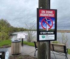 Éoliennes : une pancarte dans un parc dérange