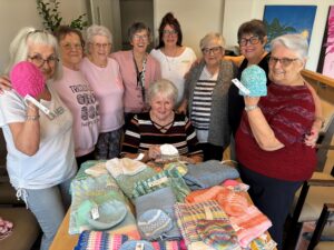 Les Tricopines : 485 bonnets et 22 couvertures pour les poupons