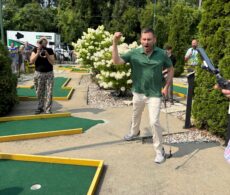 PSPP au mini-putt dans une promo tournée à Valleyfield