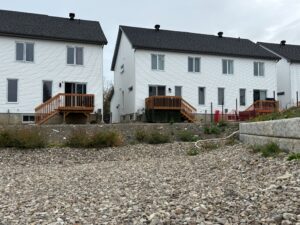 Des terrains inachevés dans un projet résidentiel à Châteauguay