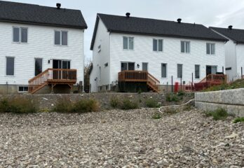 Des terrains inachevés dans un projet résidentiel à Châteauguay